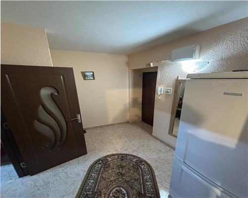 Apartament 2 camere, semidecomandat, lânga Sala Polivalenta mobilat si utilat