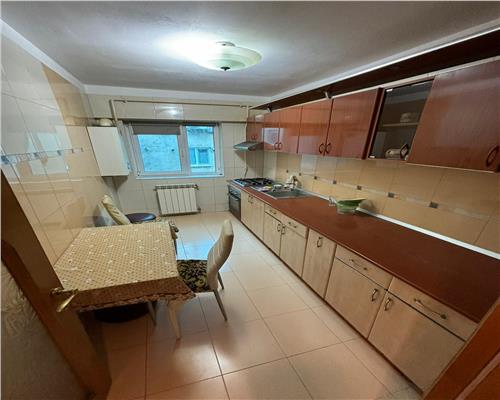 Apartament spatios de închiriat, 3 camere, Str. Victoriei, central, lânga Pelican