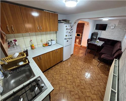 Casa renovata de vânzare, 3 camere, 120 mp, teren 1.153 mp, garaj si livada