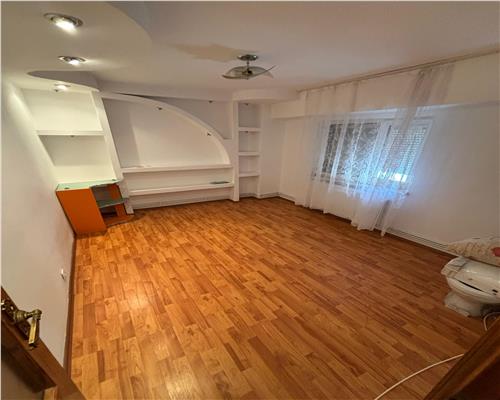 Apartament ultracentral cu 3 camere cu vedere pe strada Babadag