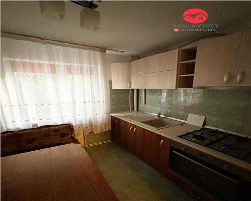 Apartament de închiriat – 2 camere, balcon generos, complet mobilat, zona de Vest